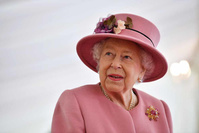 La reine Elizabeth II positive au Covid avec des symptômes 