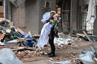 A Kharkiv, une infirmière et un médecin se disent oui au milieu des décombres (en images)