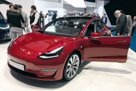 Rappel de voitures Tesla pour le risque d'ouverture du capot en marche