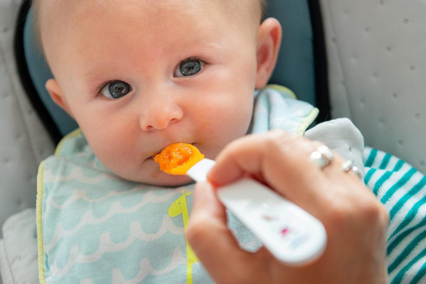 Trop de sucres dans la nourriture pour bébé, prévient l'OMS