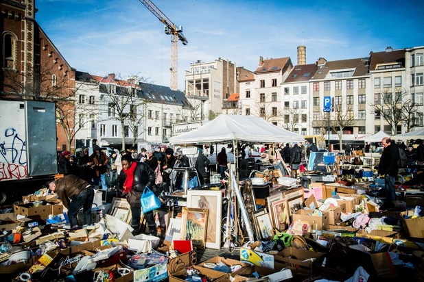 Les marchands de la Place du Jeu de Balle veulent d'un vieux marché "déconfiné'