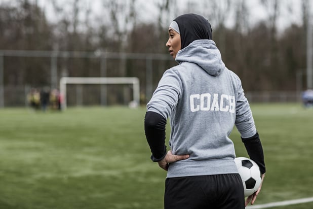 Donner des hijabs de sport pour encourager les jeunes filles à faire du sport, le credo de la Finlande