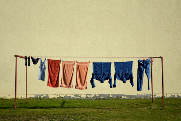 Arrêter de laver systématiquement ses vêtements, le nouveau geste écolo