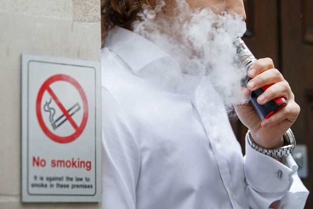 E-cigarettes: Bruxelles propose d'interdire les goûts aromatisés pour enrayer le vapotage