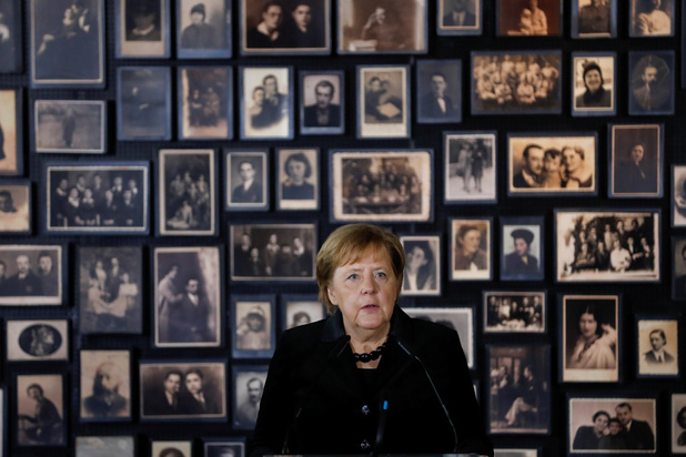 A Auschwitz, Merkel insiste sur le devoir de mémoire allemand