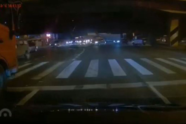 Chine: un pont s'effondre sur des voitures (vidéo)