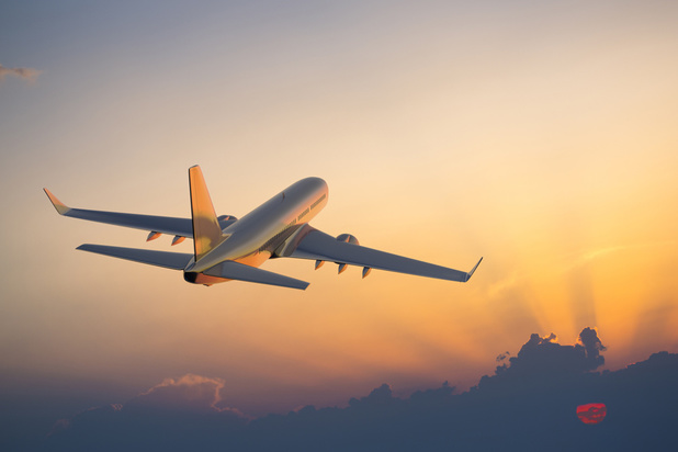 Transport aérien: la surcharge en carburant, une pratique plus rentable mais plus polluante