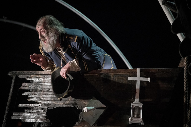 In 'Moby Dick' van LOD Muziektheater maakt Josse De Pauw van zijn vals gebit een troef