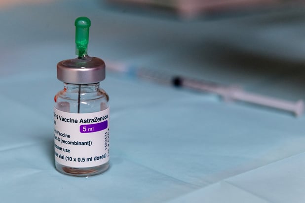 Vaccin AstraZeneca: "Le problème de coagulation est un effet secondaire possible, mais très rare"