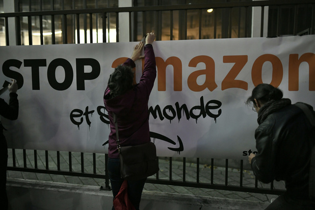 En France, des associations se mobilisent contre Amazon et la surconsommation