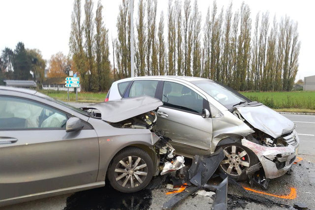 Botsing met twee Mercedessen in Ardooie: beide automobilisten lichtgewond