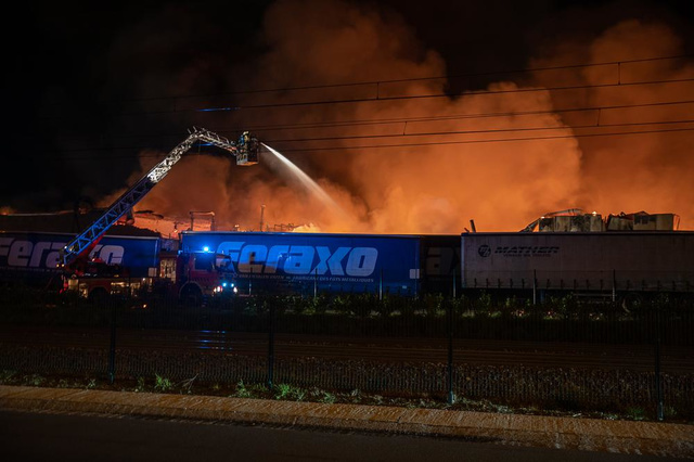 VIDEO - Explosies en uitslaande brand bij metaalbedrijf Feraxo in Pittem