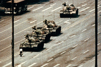 La photo du manifestant debout devant les chars de Tiananmen a disparu de Bing