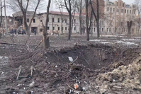 Avant/après: bâtiments bombardés, routes détruites... Les terribles images de la guerre en Ukraine