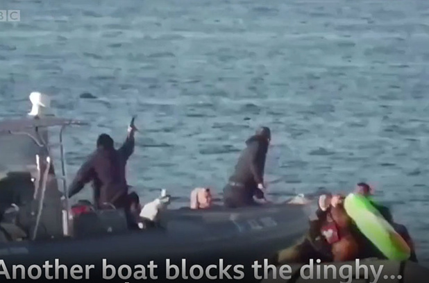 Des gardes-côtes grecs tirent en direction d'un bateau de migrants (vidéo)