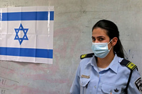 Rétablissement du port du masque dans les lieux publics fermés en Israël