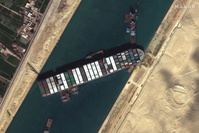 L'Egypte dans une course contre-la-montre pour libérer le canal de Suez du supertanker