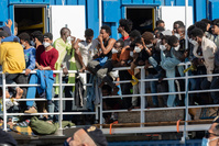L'Ocean Viking autorisé à débarquer 572 migrants en Sicile