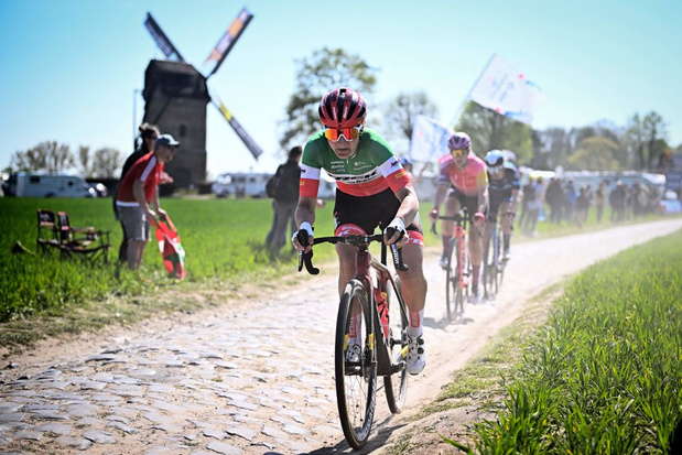 Parijs-Roubaix: Elisa Longo Borghini wint na solo, Lotte Kopecky wordt tweede