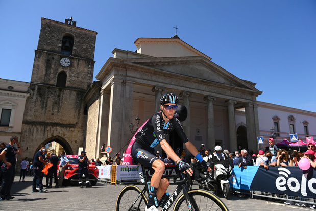 Un candidat à la victoire en moins au Giro: Romain Bardet, malade, jette l'éponge