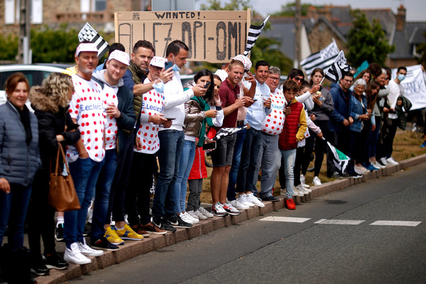 Les organisateurs du Tour de France retirent leur plainte contre la spectatrice à la pancarte, toujours en garde à vue