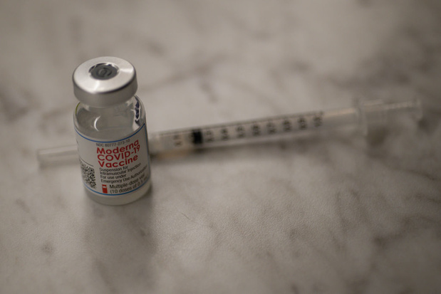 "Il est peu probable que les vaccins actuels soient efficaces contre le variant omicron", selon le patron de Moderna
