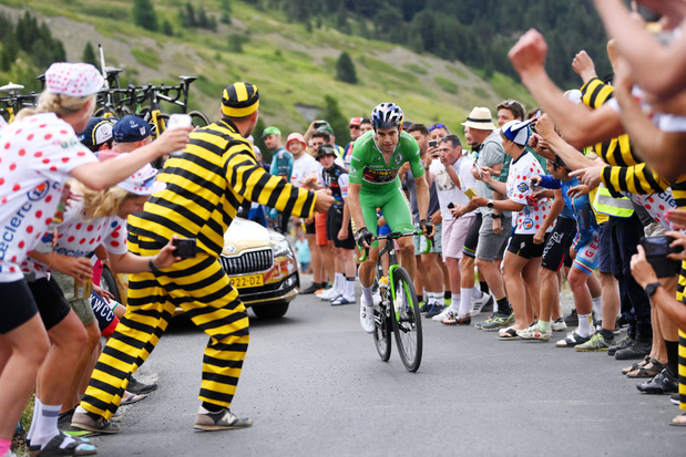 Wout Van Aert offre son maillot vert à un spectateur qui l'a dépanné dans la descente du col du Granon