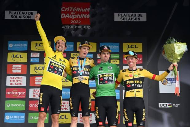 Wout Van Aert entouré par deux Belges au Tour de France