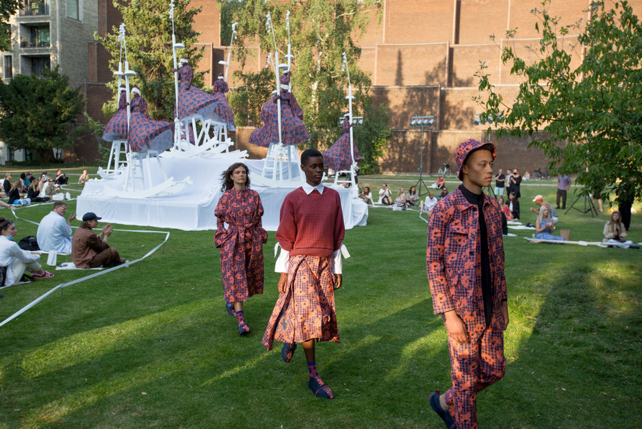 In beeld: coronaproof catwalks tijdens Copenhagen Fashion Week