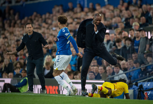Patrick Vieira, l'entraîneur de Crystal Palace, s'en prend à un supporter provocateur d'Everton (VIDEO)