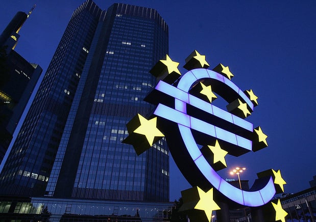 L'euro atteint son niveau le plus bas depuis deux ans face au dollar