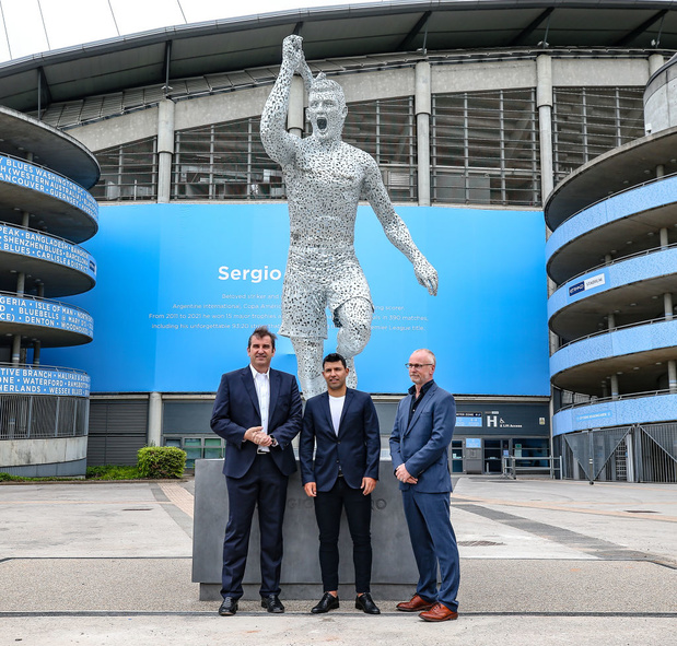 Pour célébrer les dix ans de son but du titre, Sergio Agüero a droit à sa statue devant le stade de Manchester City