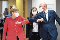 Covid: Merkel déplore l'absence de règles communes pour les voyages dans l'UE