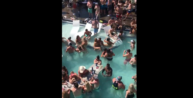 En pleine pandémie, la vidéo d'une fête dans une piscine des Ozarks devient... virale
