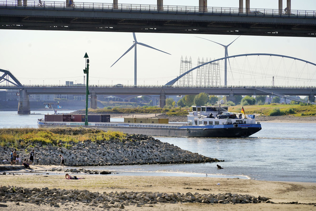 Rijn zakt aan Nederlandse grens tot laagste peil ooit