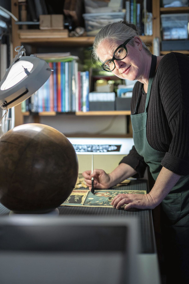Eileen restaure des globes et papiers anciens 