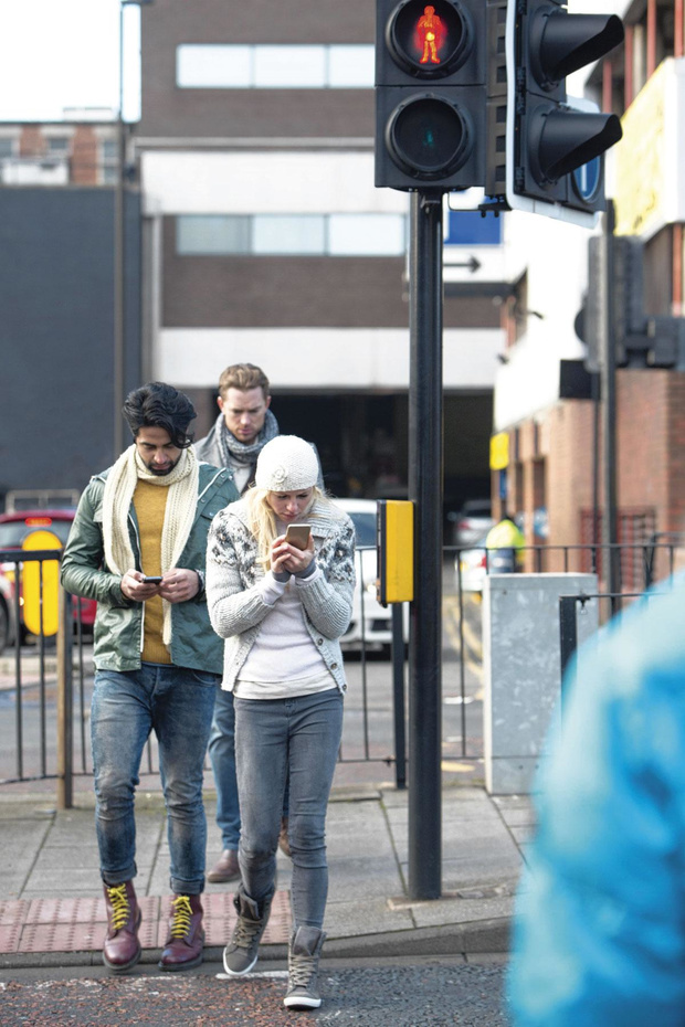 Een op tien voetgangers gebruikt smartphone aan kruispunt 