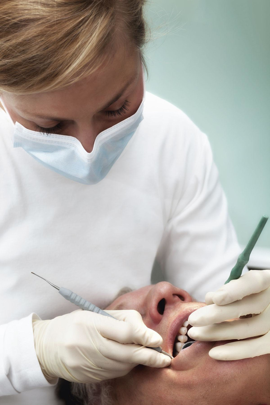 Schaarste aan tandartsen zorgt voor hogere prijzen: is een tandverzekering een goed idee?