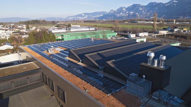 SwissQprint installeert 1.276 zonnepanelen op dak productiesite