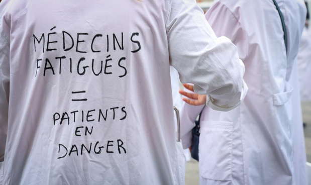 Médecins hospitaliers: appel à la grève en France contre le manque d'attractivité