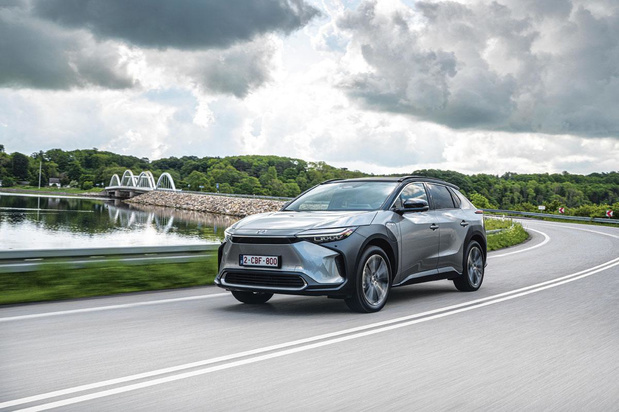 L'offensive tardive de Toyota: le n°1 mondial se convertit à la voiture électrique