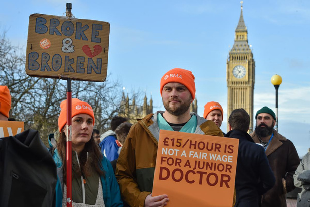 Les médecins anglais débutent la plus longue grève du système de santé