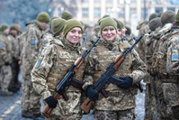 La sacrée paire de Mélanie Geelkens: 23% de femmes dans l'armée ukrainienne. Pourquoi ne les voit-on nulle part? (chronique)