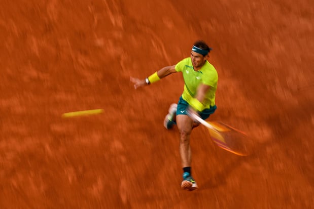 Rafael Nadal renverse Félix Auger-Aliassime en cinq sets et rejoint Djokovic en quarts