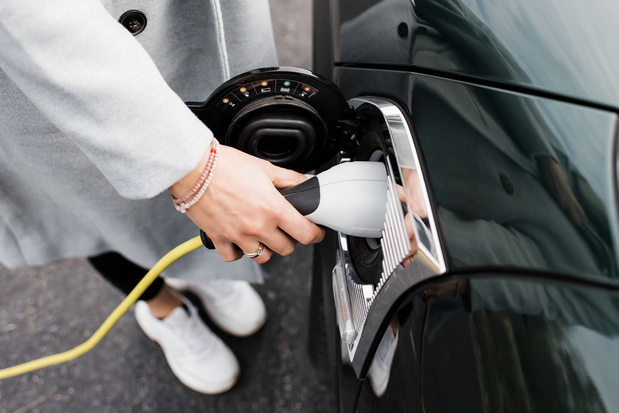 Opmars elektrische en hybride wagens zet zich door: aandeel benzine- en dieselauto's krimpt