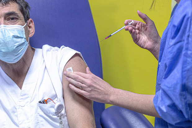 Lettre ouverte à Frank Vandenbroucke : "Vacciner sans délai les soignants contre le Covid-19 : une priorité absolue"