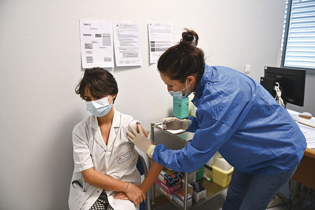 77% du personnel exposé des hôpitaux a reçu une première dose de vaccin 