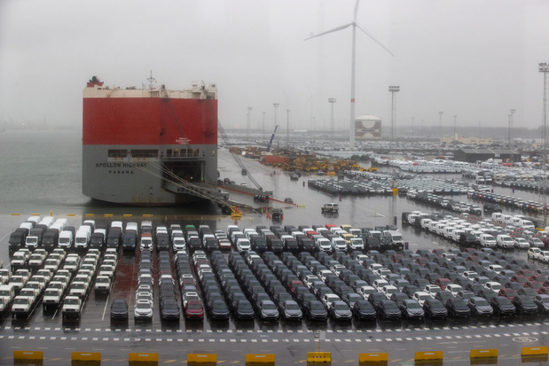 8.000 nieuwe wagens bestemd voor Rusland geblokkeerd in haven Zeebrugge