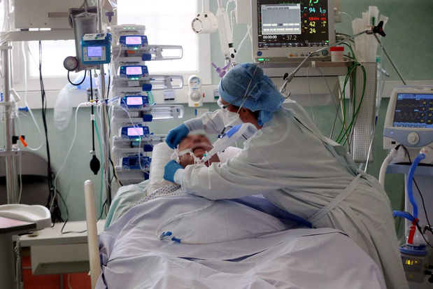Plus de 3.000 patients hospitalisés et traités pour le Covid-19 dimanche mais moins en SI