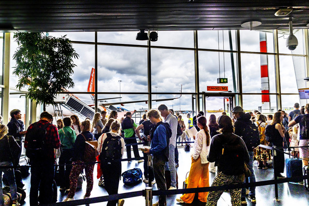 Luchthaven Schiphol wil aantal reizigers ook na de zomer beperken